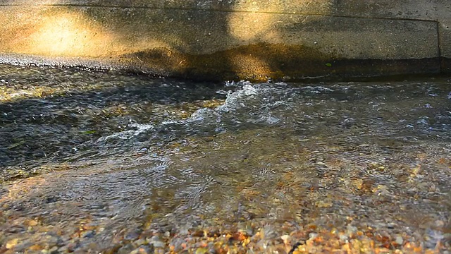 摄影:下水道里的污水视频素材