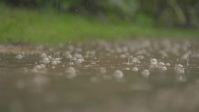 SLO MO在雨中的街道表面视频素材