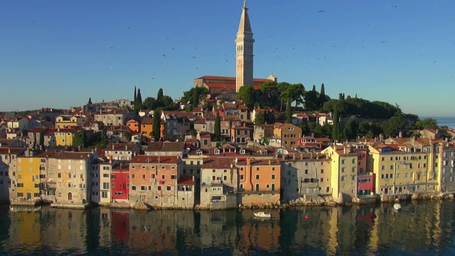 带有房屋的城市鸟瞰图/ Rovinj，伊斯特里亚，克罗地亚视频素材