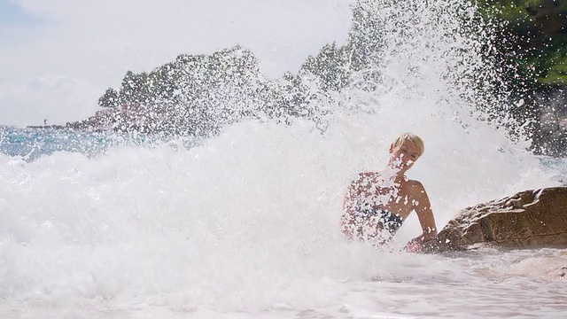 SLO MO海浪拍打在海滩上的女人视频素材