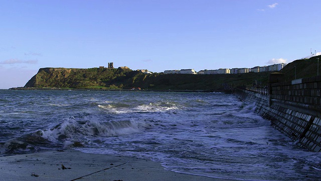 海岸大道，悬崖和城堡在北湾视频素材