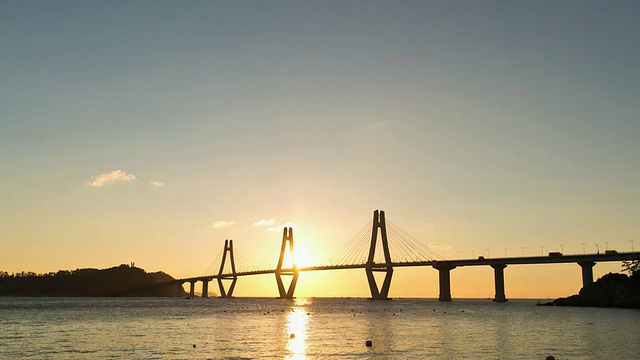 在geogadaeyo桥和大海的日出视频素材