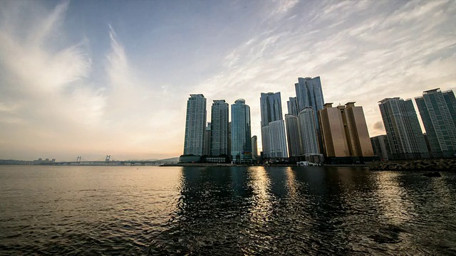 海云台附近摩天大楼的日落景观视频素材