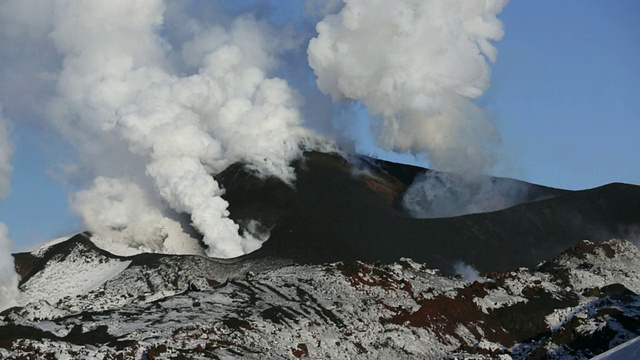 俄罗斯堪察加半岛火山喷发视频素材