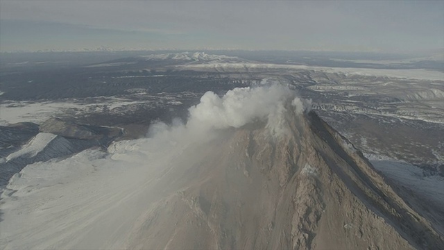 俄罗斯堪察加半岛一座火山喷发的航拍画面视频素材