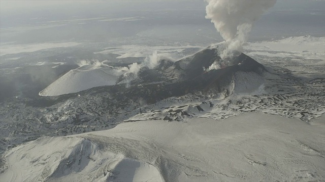 俄罗斯堪察加半岛一座火山喷发的航拍画面视频素材