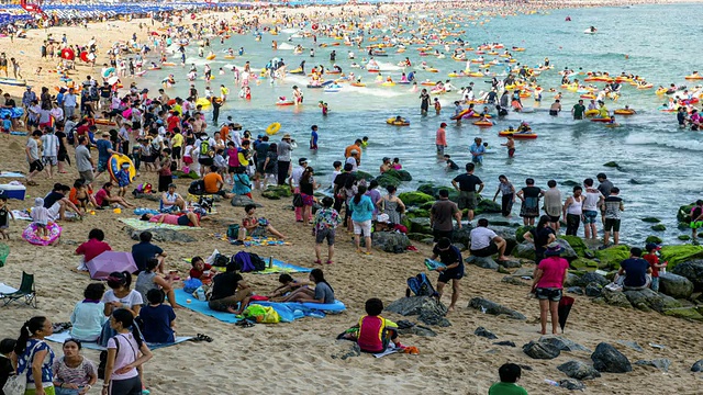 参观海云台海滩的度假者的观点视频素材