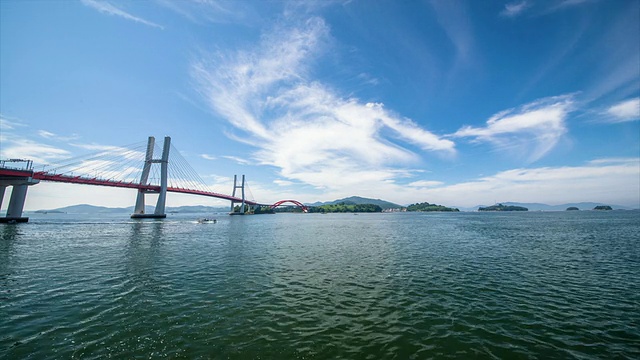 观三清桥在海上和云对蓝色的天空视频素材