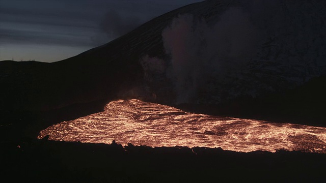 火山。河的熔岩。俄罗斯堪察加半岛视频素材