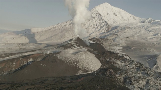 天线。火山喷发。俄罗斯堪察加半岛。视频素材