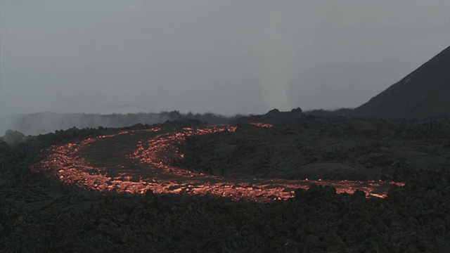 火山。河的熔岩。俄罗斯堪察加半岛视频素材