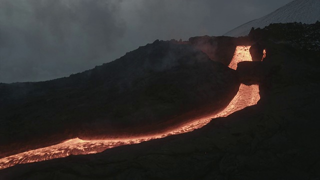 火山。河的熔岩。俄罗斯堪察加半岛视频素材