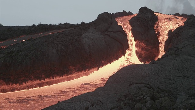 火山。河的熔岩。俄罗斯堪察加半岛视频素材