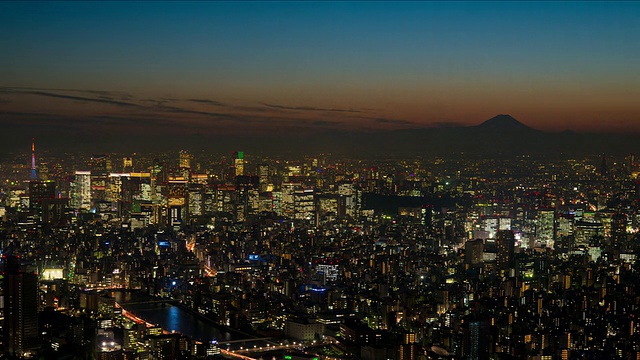 富士山和东京的城市景观在黄昏时消失视频素材