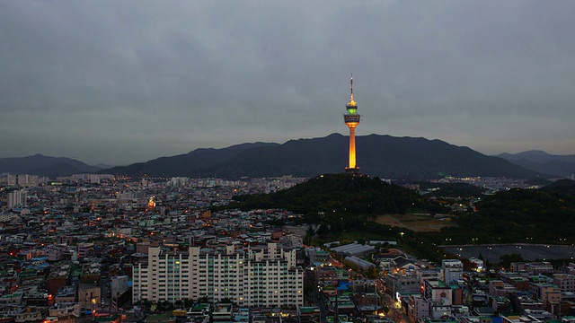 夜景吴邦塔和城市景观视频素材