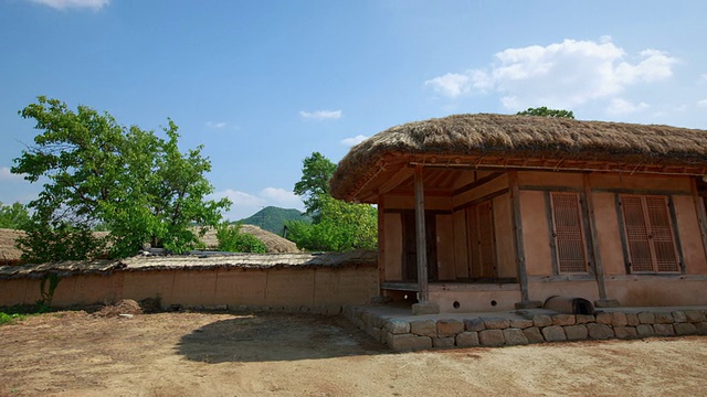 安东好和村(联合国教科文组织世界遗产地)的茅草屋顶屋视频素材