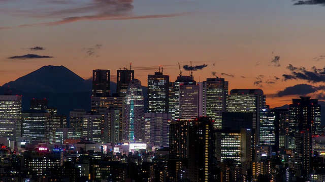 富士和新宿的城市景观时间在黄昏时流逝视频素材