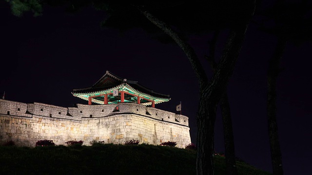 水原华城(联合国教科文组织文化遗产)的西布阁夜景视频素材