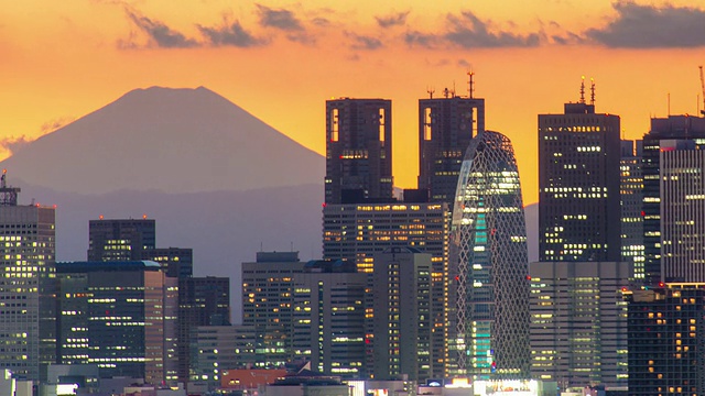 富士和新宿的城市景观时间在黄昏时流逝视频素材