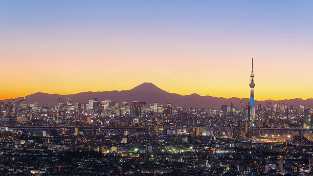 富士山和东京的天空树点亮时间流逝在黄昏视频素材