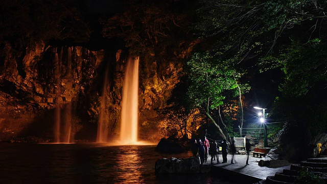 天池渊瀑布的夜景视频素材