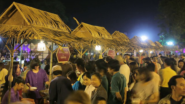 一群人在泰国夜市上醒来视频素材