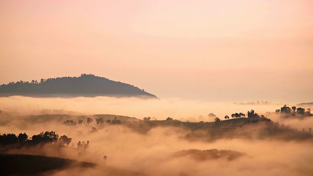 HD时间推移:移动的雾在山上和日出在早晨。(放大)视频素材