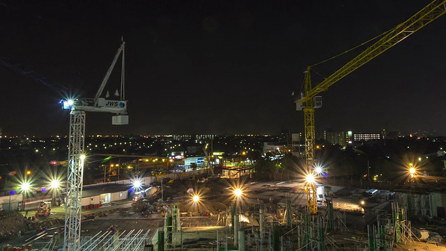 用起重机在夜间延时施工视频素材