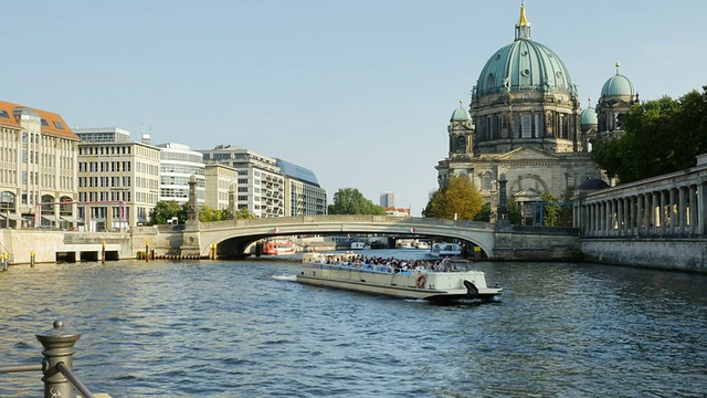 施普雷河上的柏林大教堂(Berliner Dom) (4K/超高清)视频素材