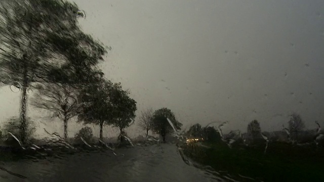 雨点在乡村路上行驶视频素材