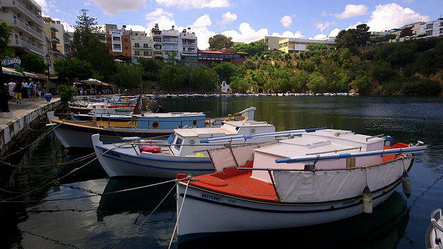 Voulismeni湖上的游船视频素材