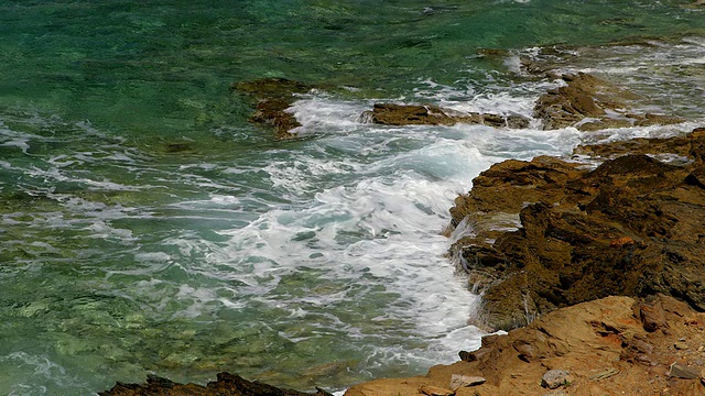 海浪撞击岩石视频素材