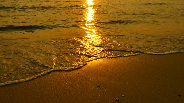 日落时海滩上的海浪视频素材