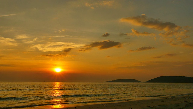 美丽的海景与日落天空的背景视频素材