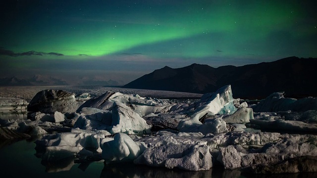 时间流逝:冰岛Jokulsarlon上空的北极光视频素材