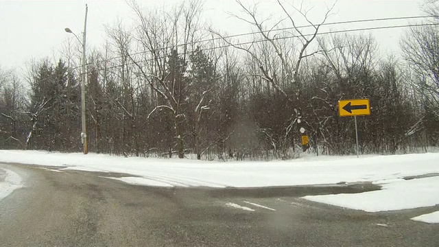 在暴风雪中开车视频下载