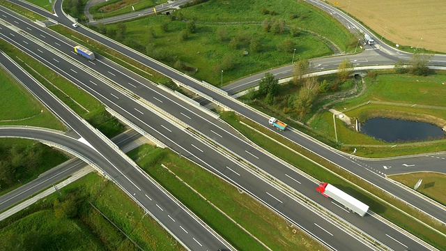 高速公路十字路口的空中交通视频素材