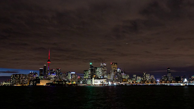 多伦多- CIRCA 2014:多伦多天际线在夜晚的时间流逝视频素材