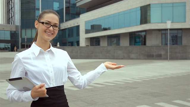 年轻漂亮的女商人展示拷贝空间视频素材