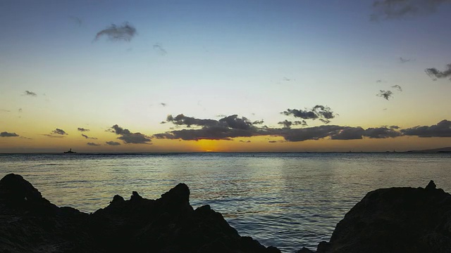 瓦胡岛/夏威夷卡哈纳莫库海滩生机勃勃的日落视频素材