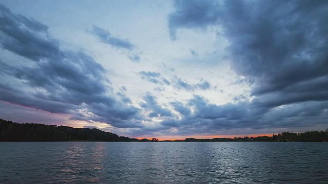 在Seehamer See T/L充满活力和色彩的日落与大雨云视频素材