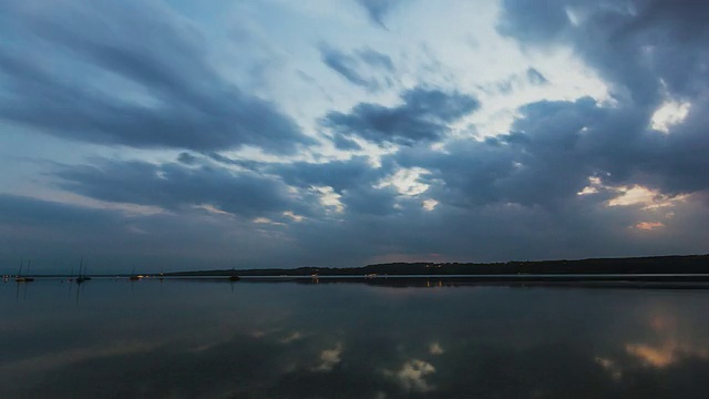 T/L日落在Starnberger See -风暴云反射在表面视频素材