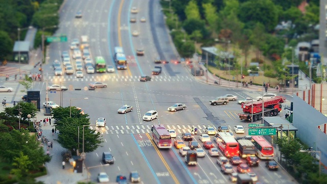 WS T/L日落时，韩国首尔通过十字路口的交通视图视频素材