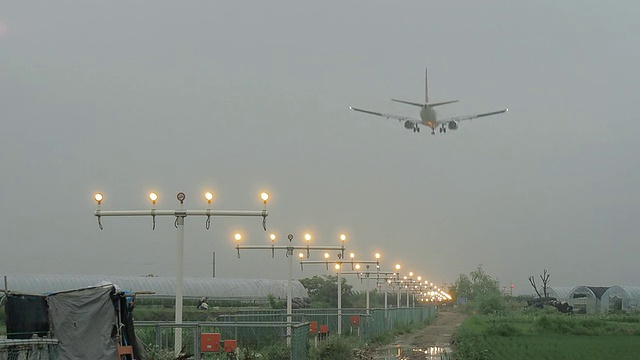 韩国仁川跑道上的着陆灯和飞机着陆灯视频素材