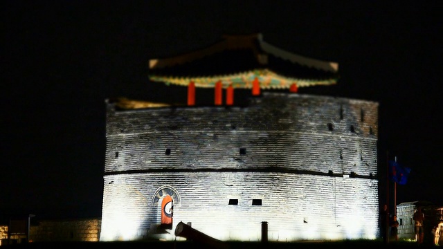 水原华城城堡的Dongbukgongsimdon建筑夜景(联合国教科文组织)/水原，京畿道，韩国视频素材