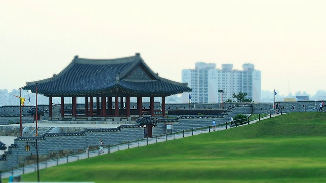 在韩国京畿道水原华城(联合国教科文组织)水原的延园古军事训练中心的强化墙，行走的人视频素材