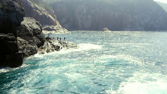 在韩国全罗南道利水的风水岛，人们站在岩石上的鸟瞰图视频素材