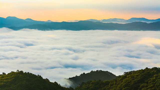 韩国江原道江陵，日出安坂德村的云海和山脉景观视频素材