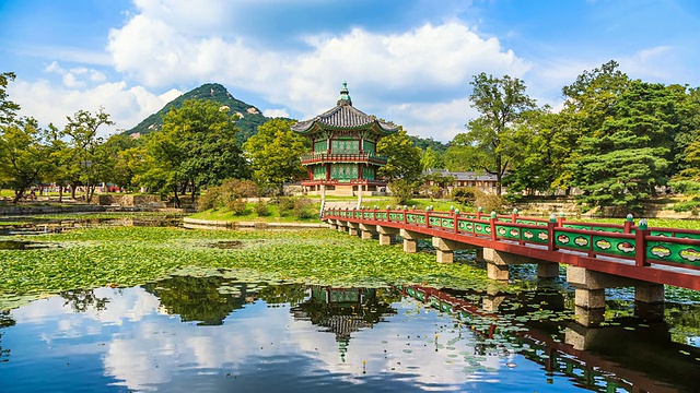 LS T/L景福宫香原亭，湖和山的倒影/首尔，韩国视频素材