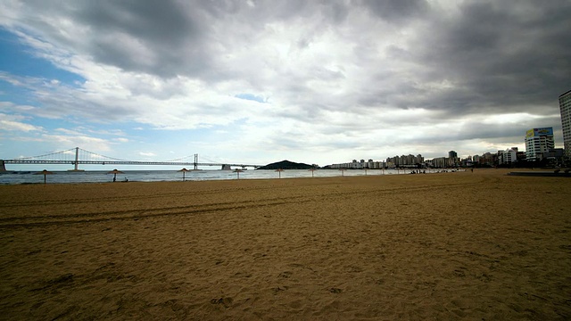 Gwangalli海滩和Moody Sky /釜山的WS T/L视图，庆相南道，韩国视频素材